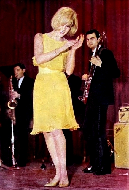 Sylvie Vartan sur scène en 1965 Robe Réal jaune
