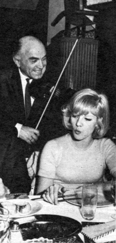 Sylvie Vartan invitée dans un club en Turquie en 1965