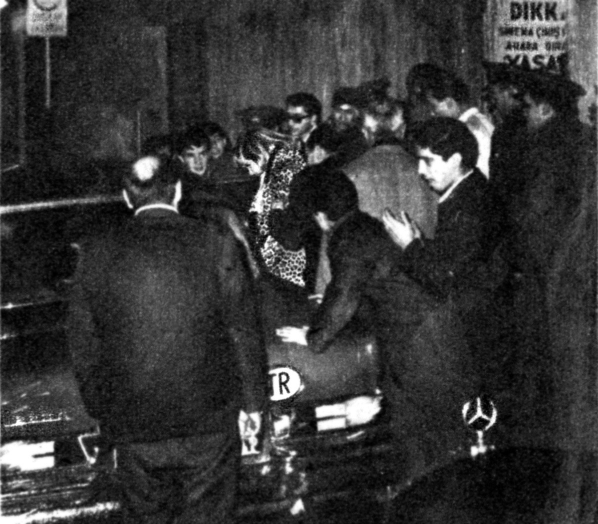 Sylvie Vartan quittant le théâtre après son concert à Istanbul, Turquie, février 1965