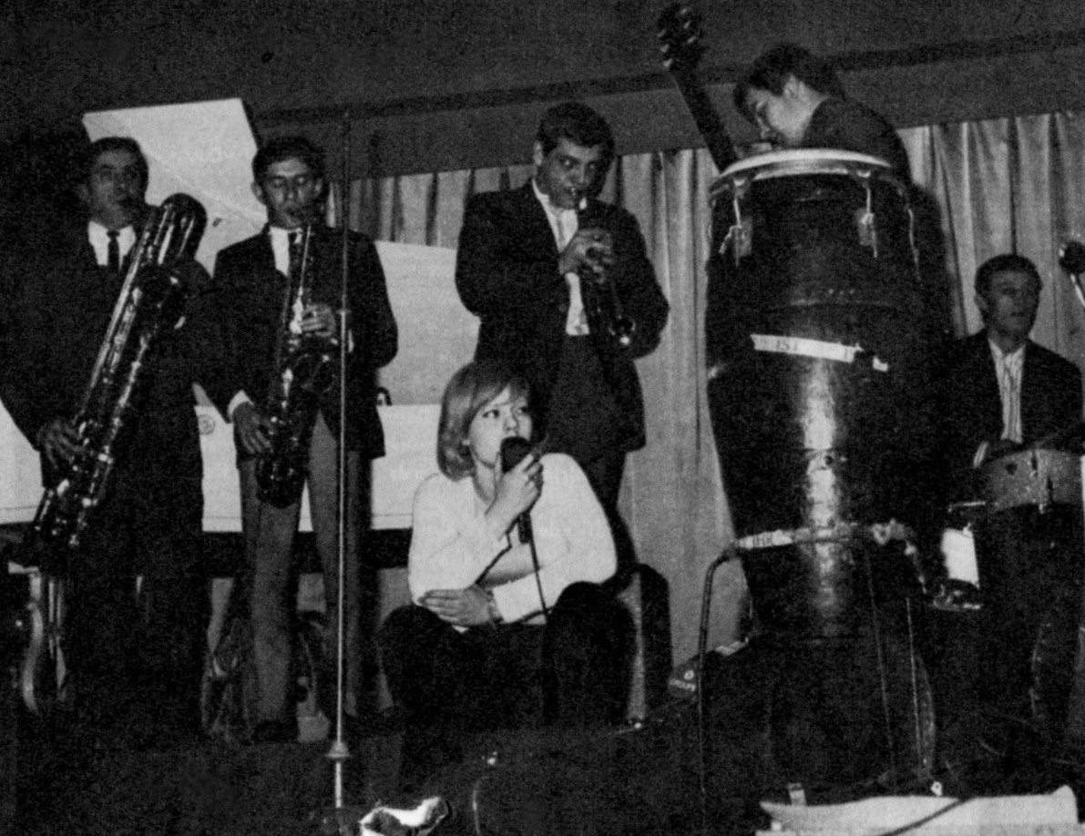 Sylvie Vartan sur scène en Turquie, répétitions, 1965