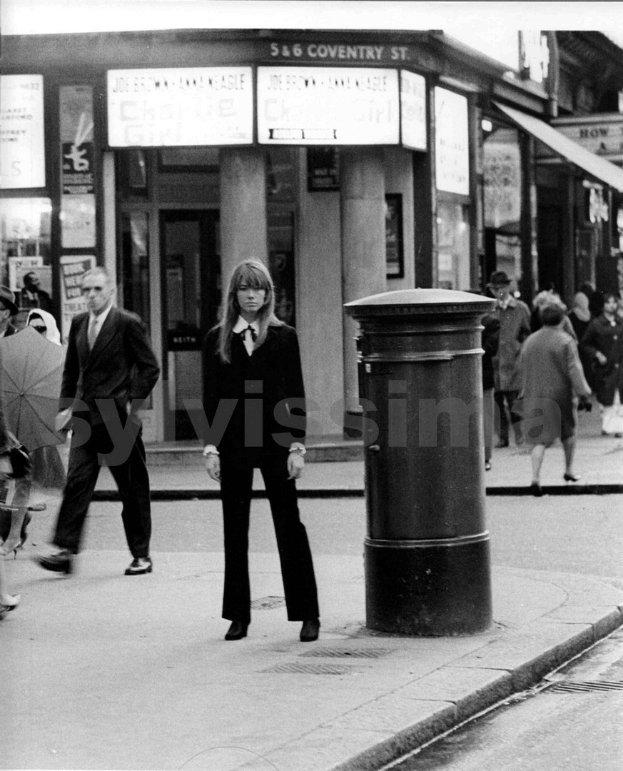 Françoise Hardy en smoking noir Yves Saint Laurent à Londres, 1966