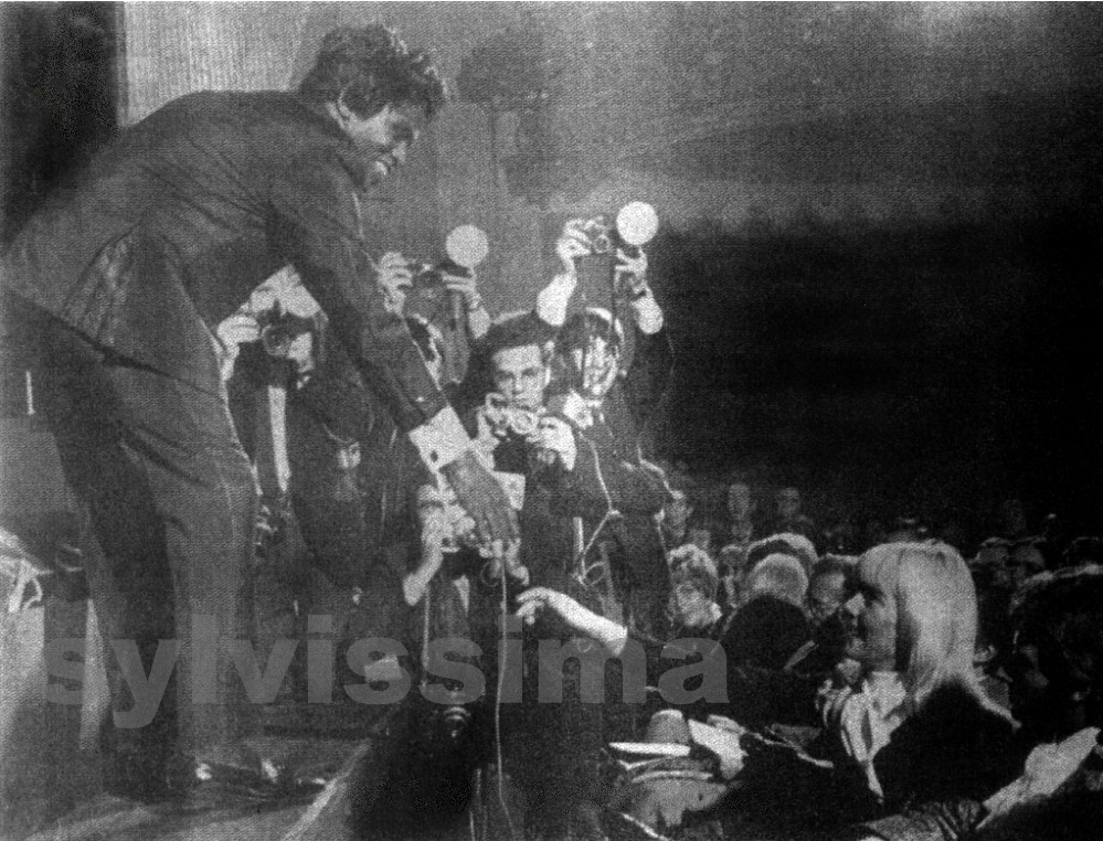 James Brown salue Sylvie Vartan lors de son concert à l'Olympia du 21 septembre 1967
