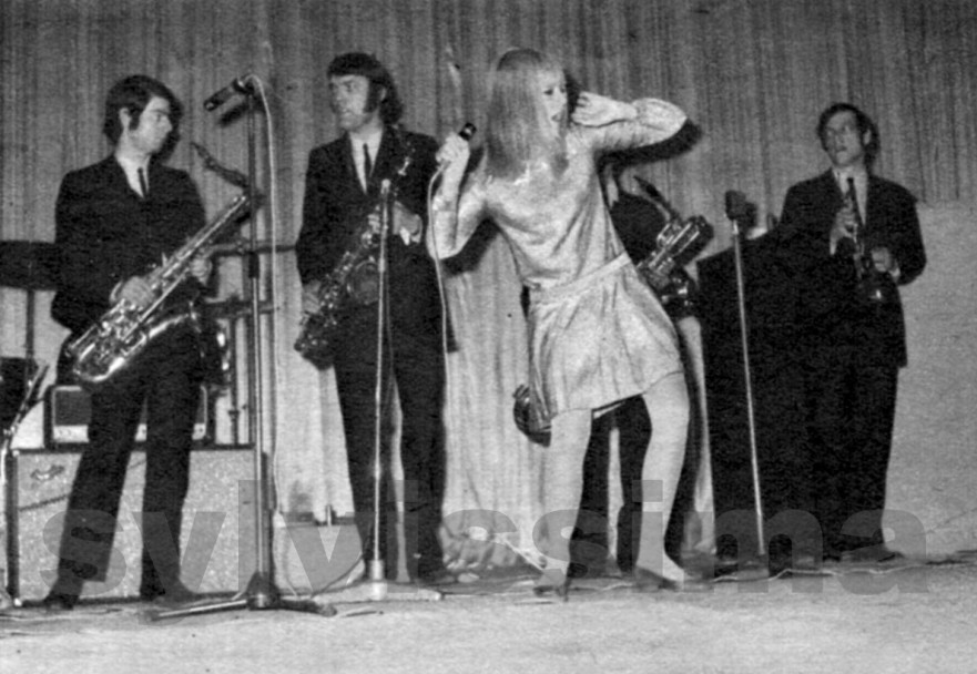 Sylvie Vartan en concert en Turquie - Robe lamée - 1966