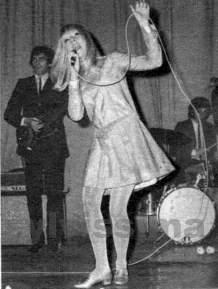 Sylvie Vartan en robe lamée lors de la tournée en Turquie, 1966
