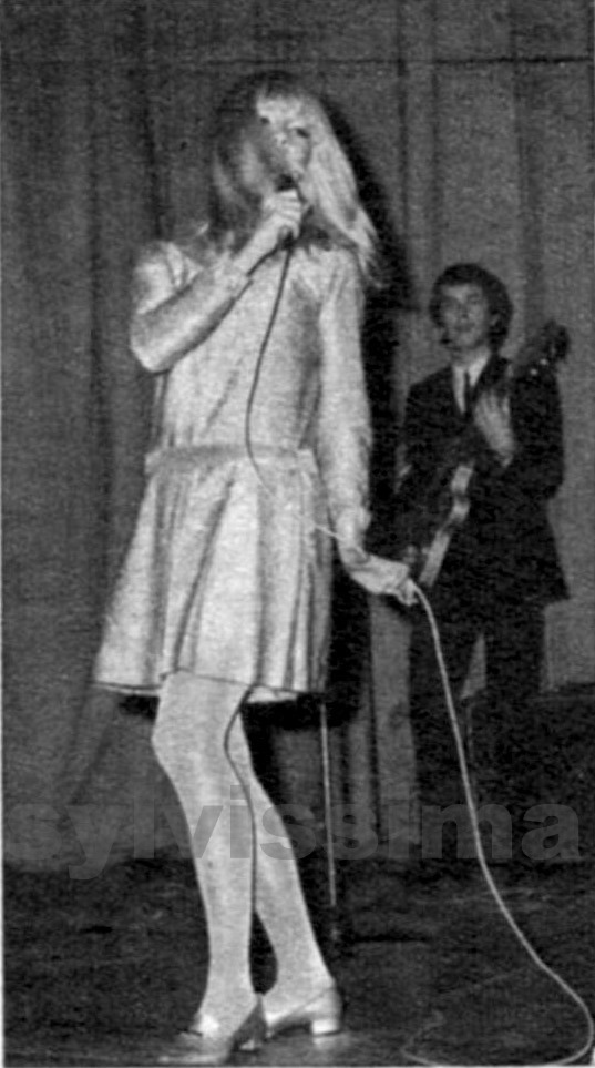 Sylvie Vartan sur scène en Turquie, 1966, robe lamée