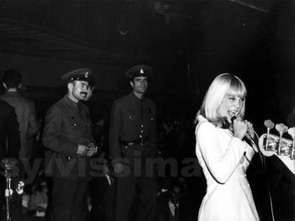 Sylvie Vartan  sur scène à Ankara, 1966