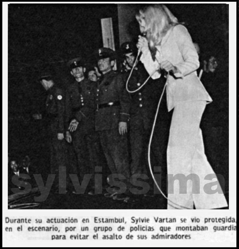 Sylvie Vartan sur scène en Turquie protégée par la police (1966)