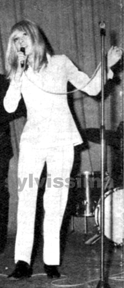 Sylvie Vartan Tournée Turquie 1966 costume blanc