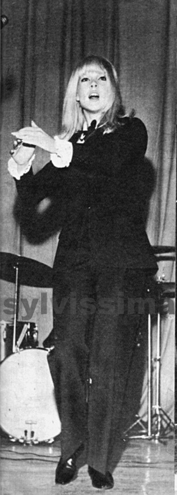 Sylvie Vartan en concert en Turquie, smoking Saint Laurent, 1966