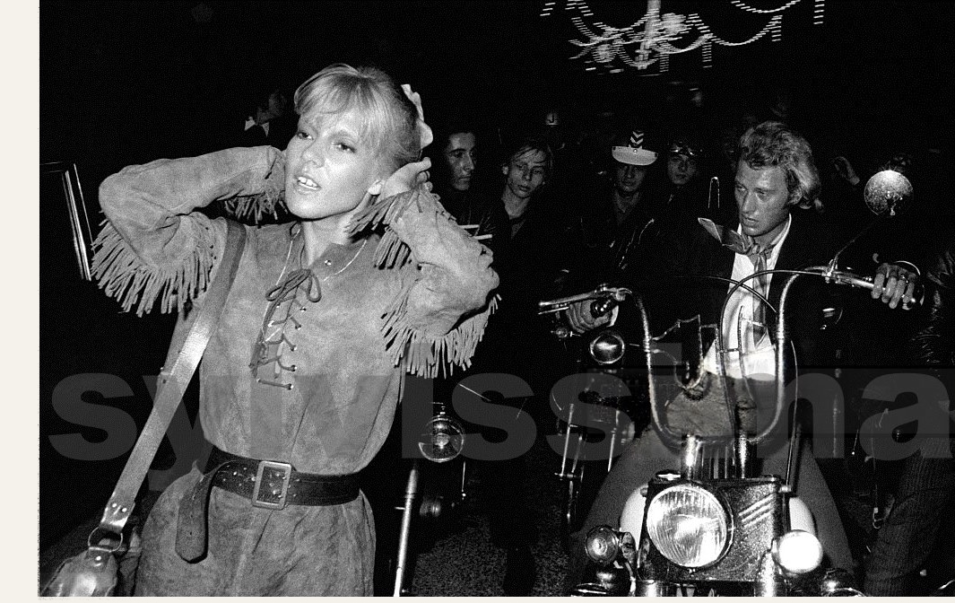 Sylvie Vartan en robe style indienne devant Johnny Hallyday en 1968