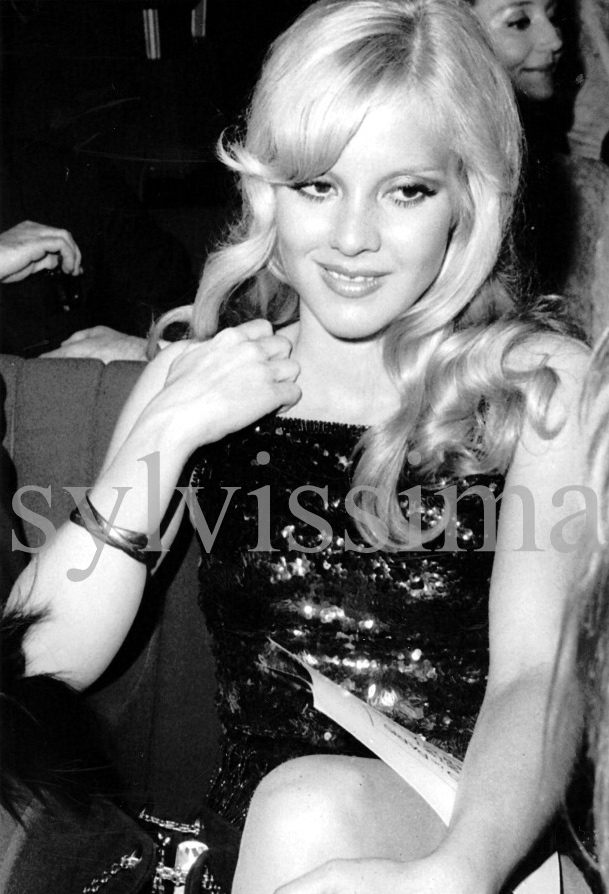 Sylvie Vartan lors de la première de "La revue" le 5 février 1970 au Casino de Paris