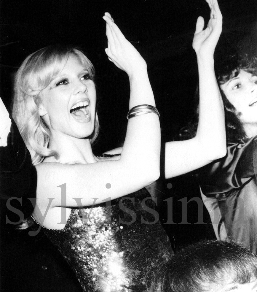 Sylvie Vartan acclame Zizi Jeanmaire lors de sa première au Casino de Paris dans "La revue" le 5 février 1970