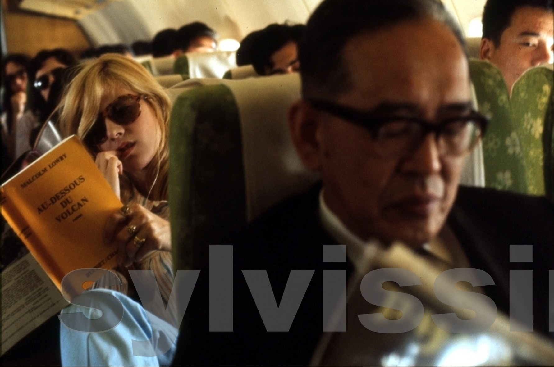 Sylvie Vartan dans l'avion entre Kokura et Osaka, mai 1972