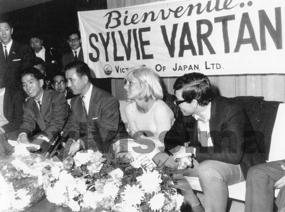 Arrivée de Sylvie Vartan à l'aéroport de Tokyo Haneda le 7 mai 1965