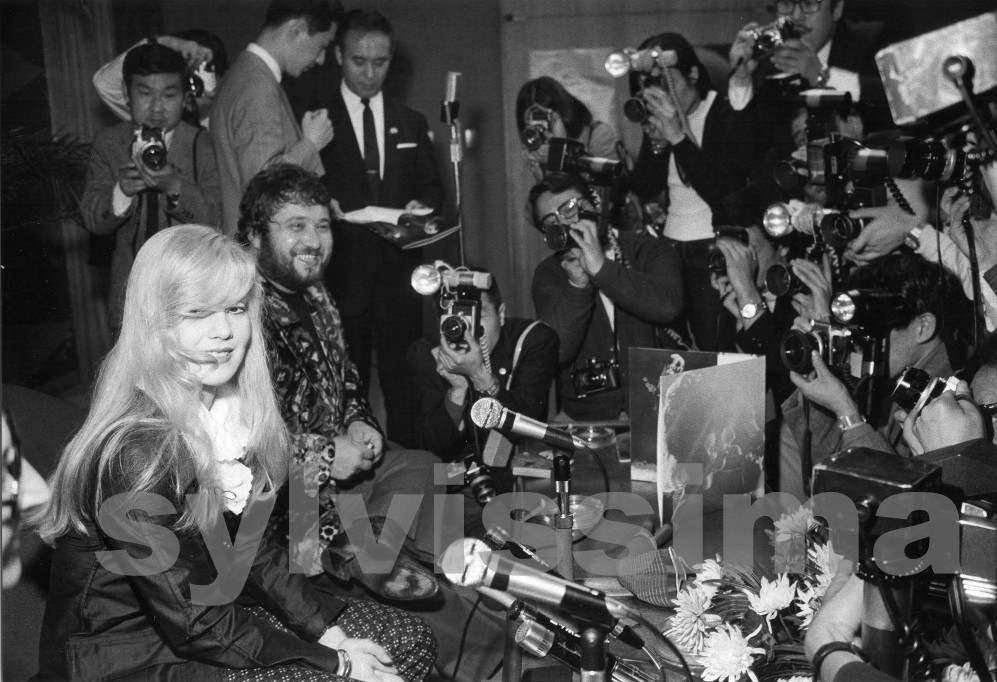 Sylvie Vartan fait face à la mitraille des photographes à son arrivée à Tokyo en mai 1971