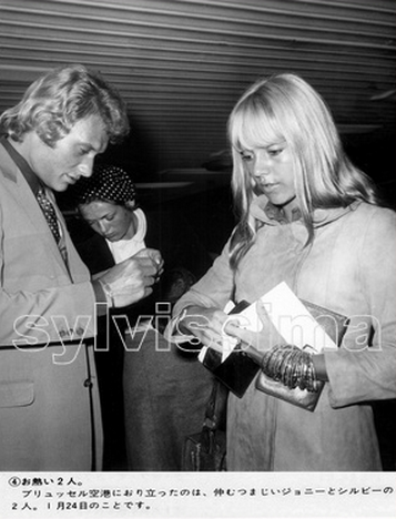 Sylvie Vartan et Johnny Hallyday en escale à l'aéroport de Bruxelles Zaventem le 24 décembre 1969