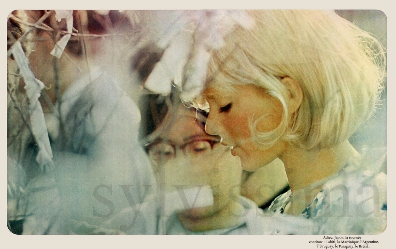 Sylvie Vartan Portrait par Jean-Marie Périer devant l'arbre à vœux japonais,  Japon 1965 reportage "Salut les copains" 