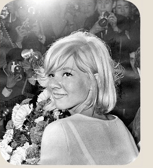 Sylvie Vartan mitraillée par les photographes à l'aéroport de Tokyo- Haneda, 7 mai 1965