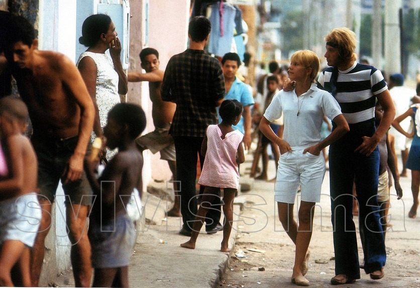Sylvie Vartan et Johnny Hallyday en 1969 dans une favela de Rio de Janeiro