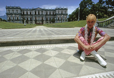 Sylvie Vartan en 1969 devant le Palais de St Christophe à Rio de Janeiro