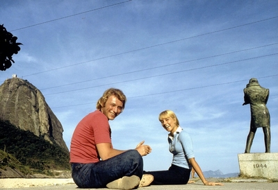  Johnny Hallyday et Sylvie Vartan devant la statue de Frédéric Chopin,  Playa Vermelha, Rio de Janeiro