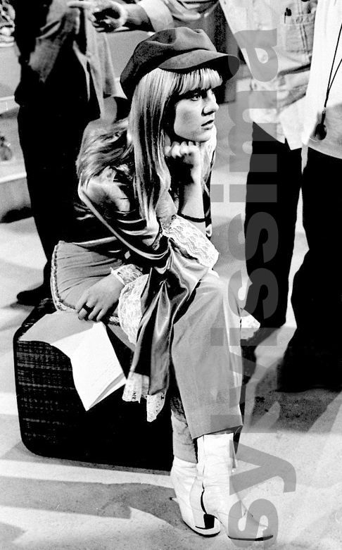 Sylvie Vartan en répétions sur un plateau de télévision, Espagne , 1968, article de la presse française