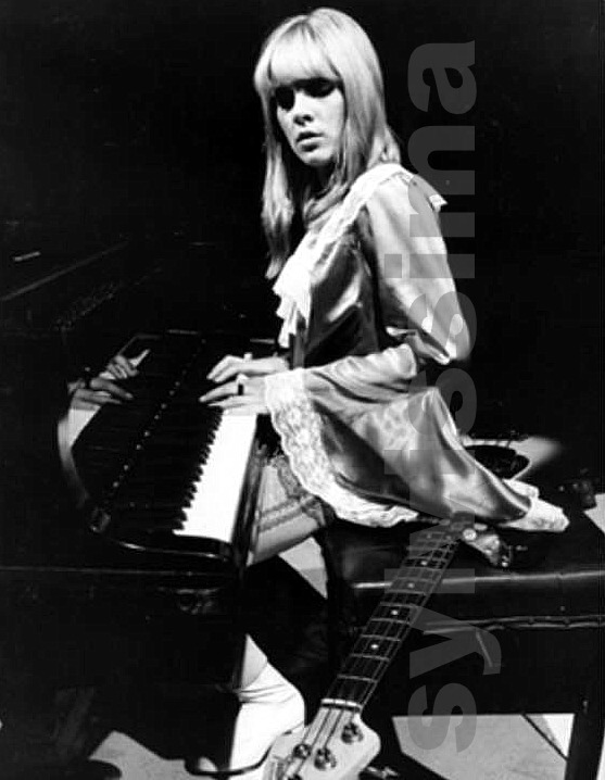 Sylvie Vartan jouant du piano à la télévision espagnole, 1968