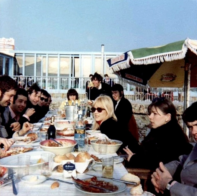 Sylvie Vartan et les membres du groupe "The krew" à Lisbonne en 1967