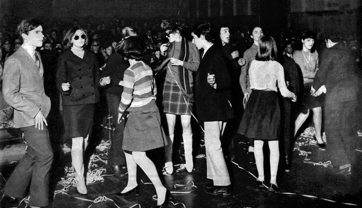 Les fans de Sylvie Vartan au Cinema Monumental de Lisbonne lors de son concert de 1967