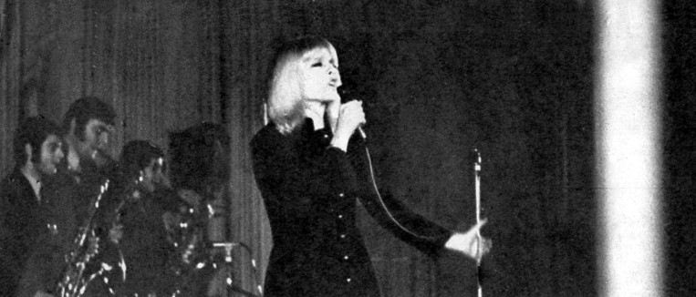 Sylvie Vartan sur scène au Portugal en 1967