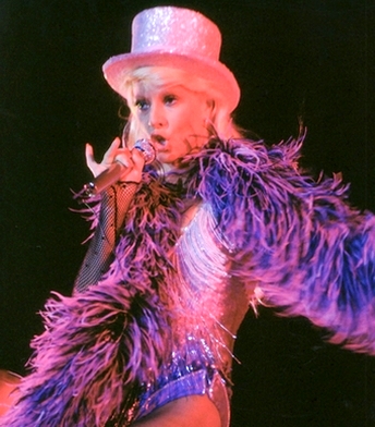 Sylvie Vartan en tournée d'été 1979, chapeau et justaucorps  "Tout l'bazar"