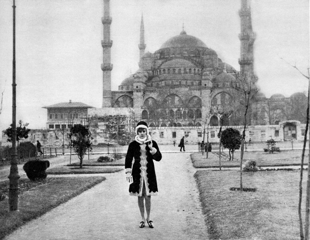 Sylvie Vartan en 1965 devant la Mosquée bleue d'Istanbul, Turquie    