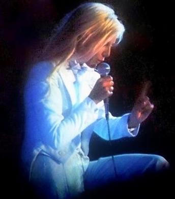 Sylvie Vartan  en tournée d'été 1979, smoking blanc 