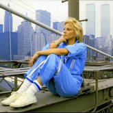 Sylvie Vartan photographiée par Jean-Pierre Laffont sur le pont de Brooklyn , 1979